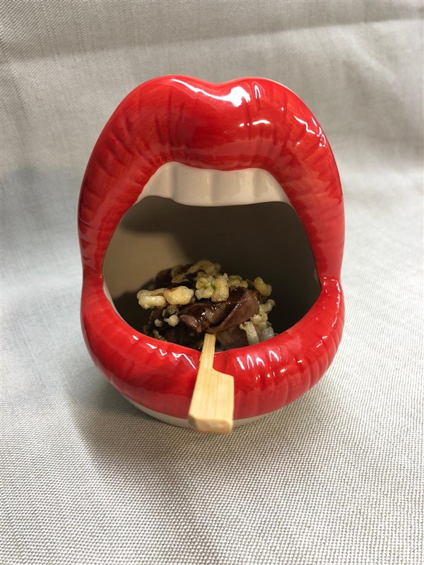 Lingua alla brace, salsa verde e ponzu di mostarda