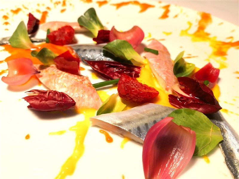 Ceviche di pesci di riva, lampone e agretto di peperoni