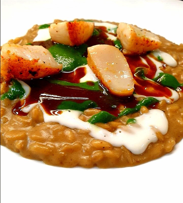 Riso, estratto di funghi, mandorla e capesante alla diavola
